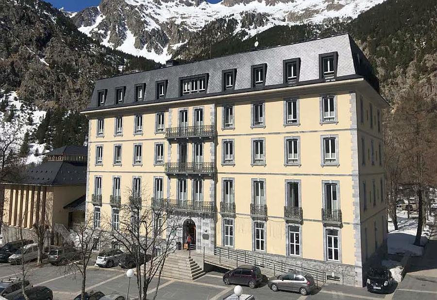 El Gran Hotel y el resto del complejo conviven alrededor de los históricos ibones y las aguas mineromedicinales.