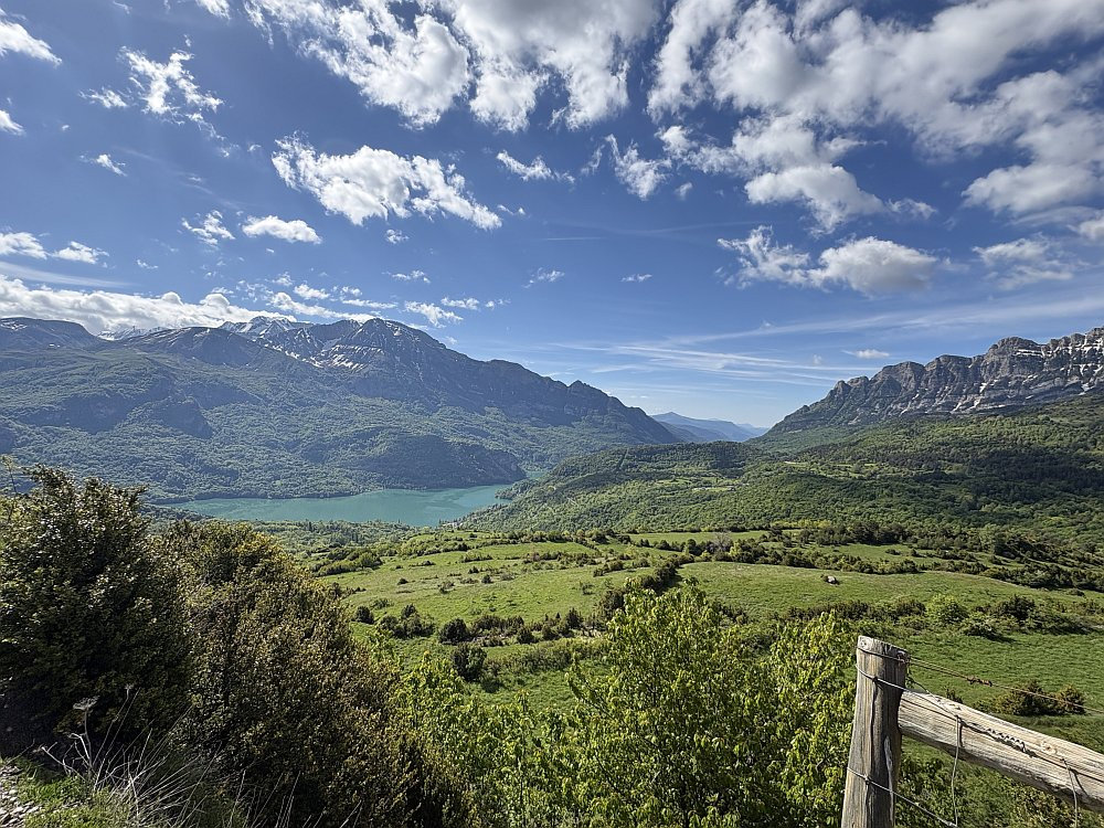 El Valle de Tena ofrece en verano un paisaje completamente distinto al del invierno, con senderos, praderas alpinas y grandes panorámicas.