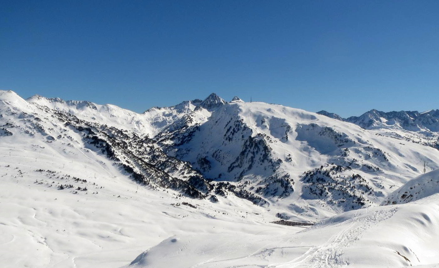 Al fondo el Cap de Baqueira y casi sobre la cresta, la mítica pista Luis Arias, vista desde el Tuc de Blanhiblar