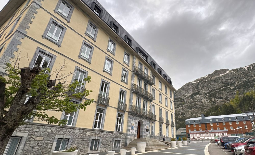 El histórico Gran Hotel, inaugurado a finales del siglo XIX y recientemente reconocido como Hotel Monumento, sigue siendo el edificio más emblemático del complejo.