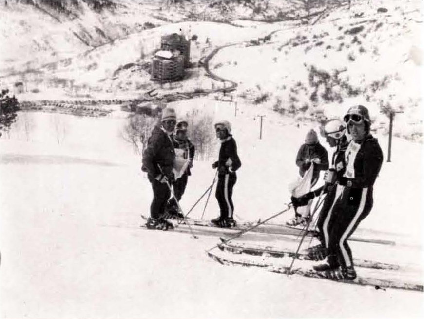 Luis Arias en un momento de los ensayos y señalización para los Campeonatos de España 1970. Al fondo las estaciones de salida de los telesillas y el primer núcleo residencial de Baqueira-Beret.