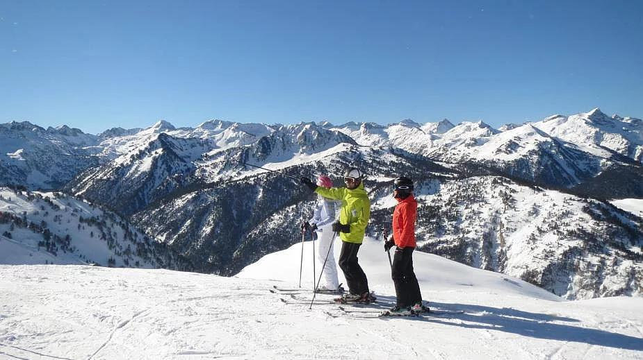 Esquiadores disfrutando de un día de sol y nieve en Baqueira